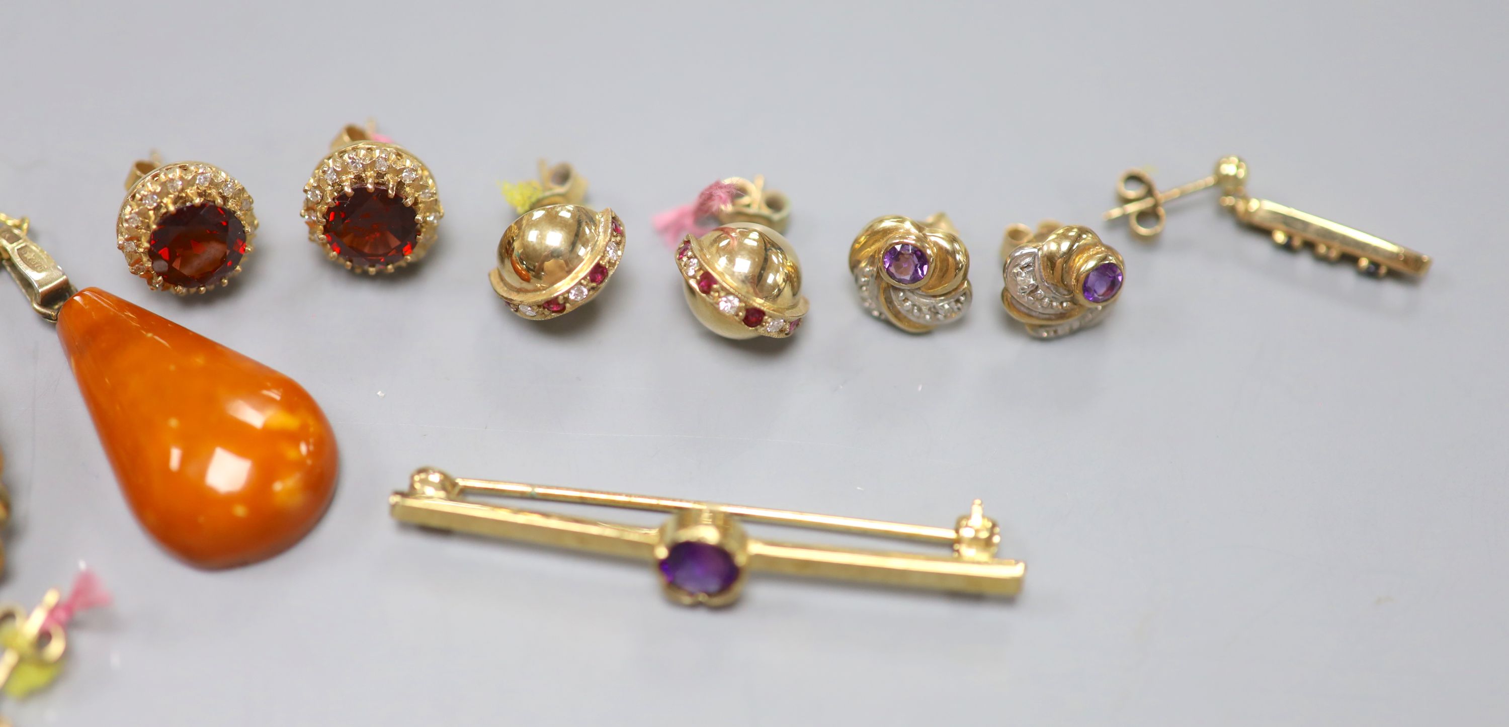 Four assorted modern pairs of 9ct gold & gem set ear studs, a 9ct and amethyst bar brooch, amber pendant and rolled gold cameo brooch